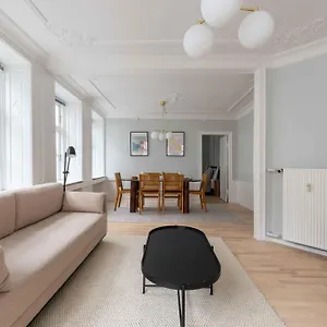 https://luxury-tivoli-apt-scandinavian-design-heart-of-cph.copenhagenhotelselect.com